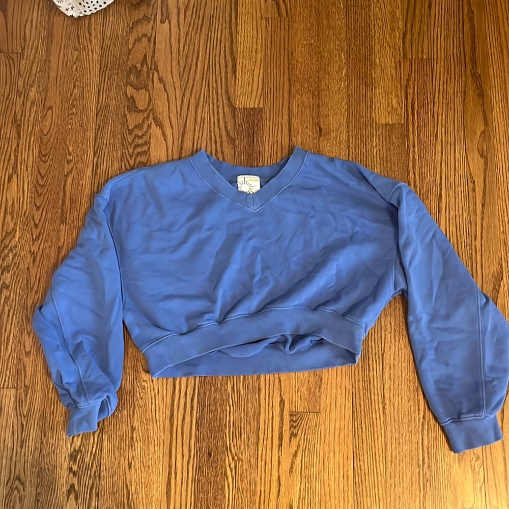 aerie v neck sweatshirt cropped. in blue